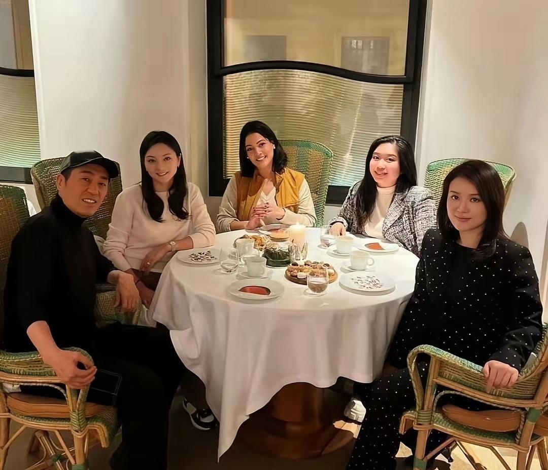 张艺谋与小娇妻陈婷闺蜜们聚餐时的一幕。