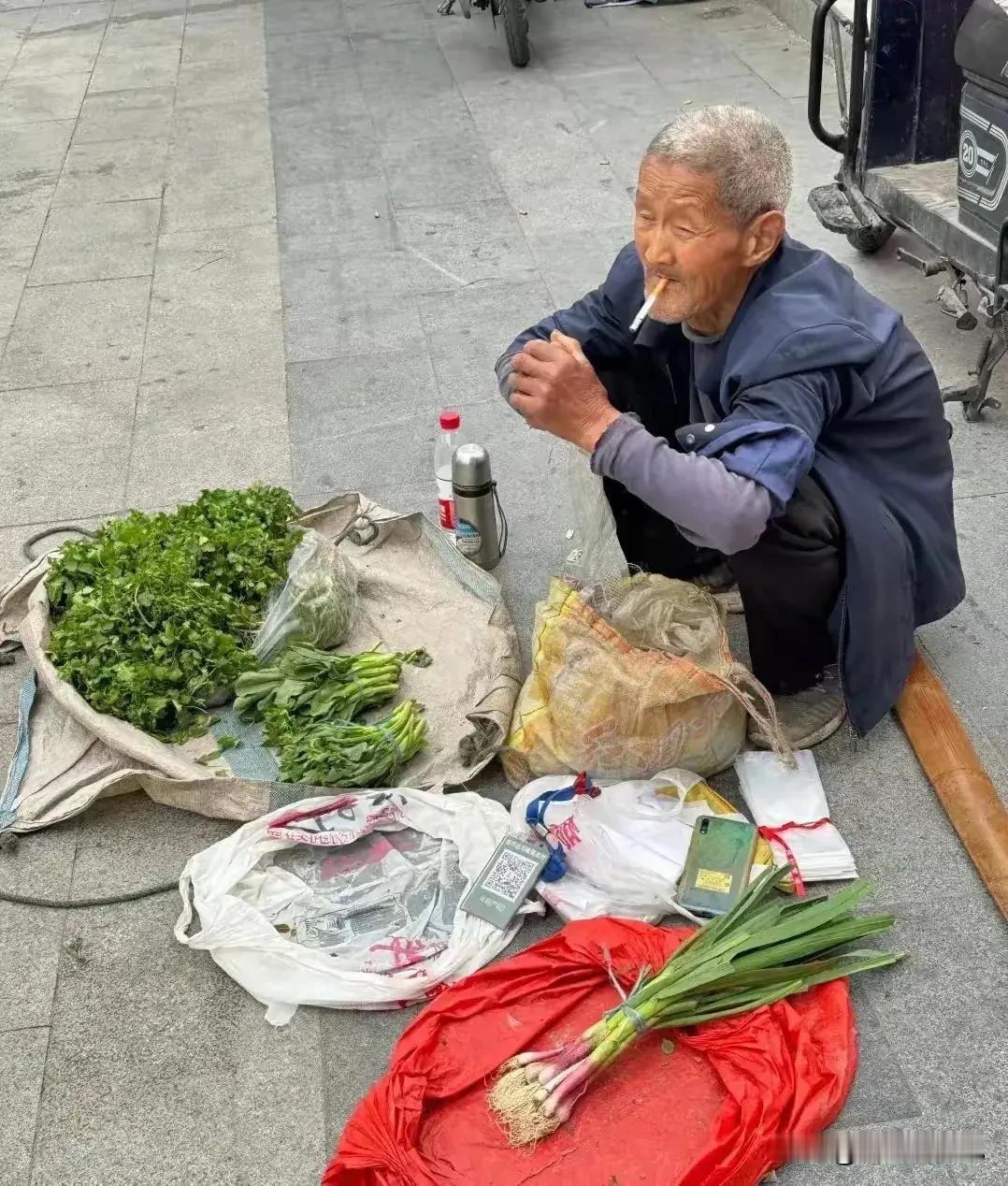 大爷摆摊卖菜忙，
日渐中午没开张。
望穿路人把客盼，
………评论区高手请接