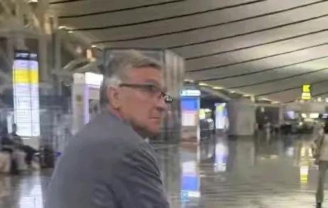 伊万科维奇独自离去，作为职业教练，他应该是能够承受；但看得出来，蓦然回首，他是壮