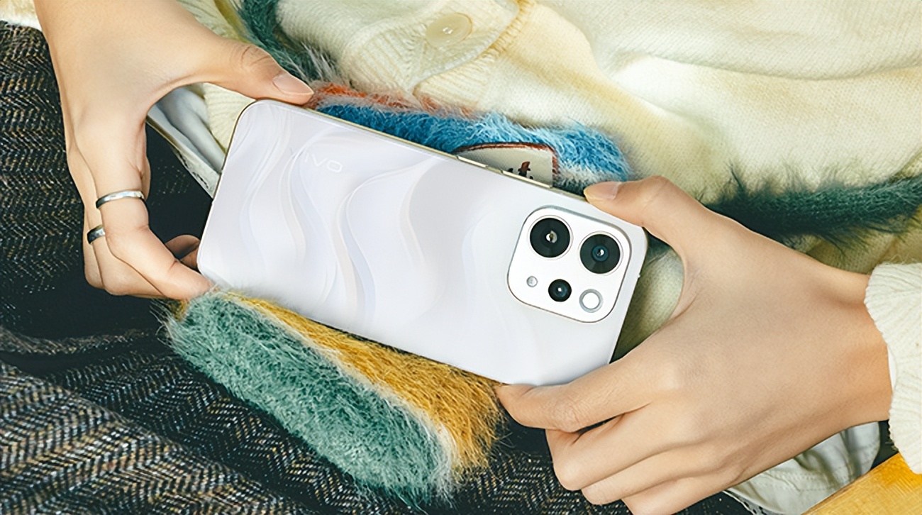 告白配色亮眼 小屏手感与电影影像兼得 vivo S50系列正式开售