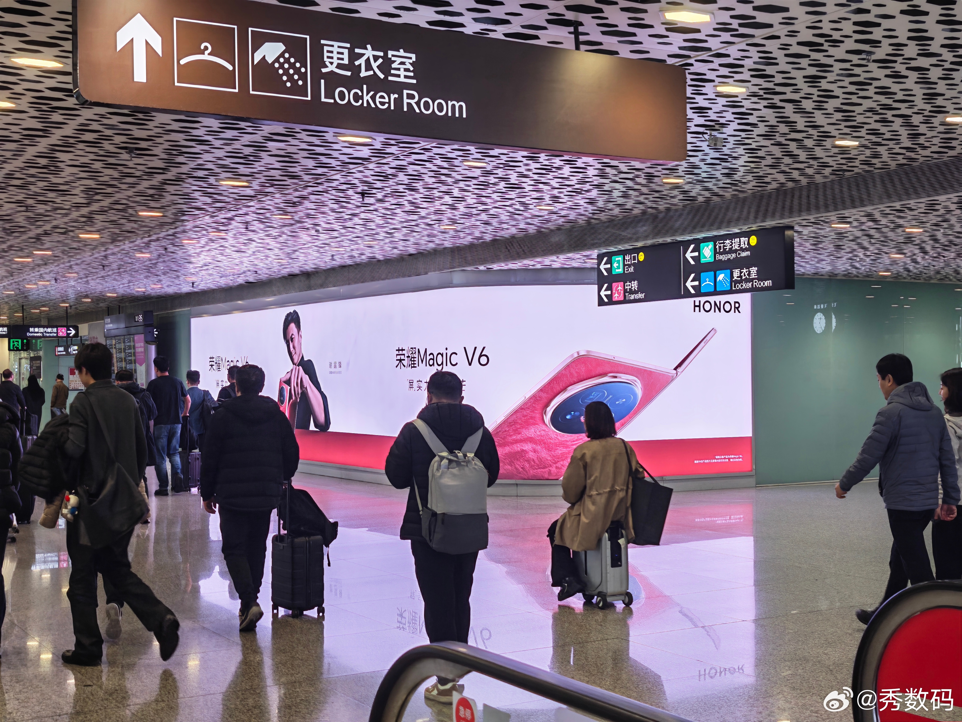 宝安机场一出下机口，就看到荣耀Magic V6和谢霆锋了。这手机今晚发布，在面对
