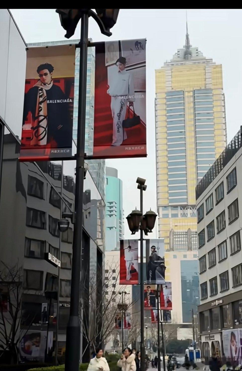 陈飞宇巴黎世家新年地广大屏排面，陈飞宇好权威 的脸[送花花好矜贵的气质～没有不帅
