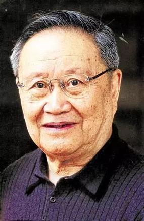 文人王元化：疯癫20年被妻子救赎，妻子偏瘫，他相守26年报恩
 
2008年，8