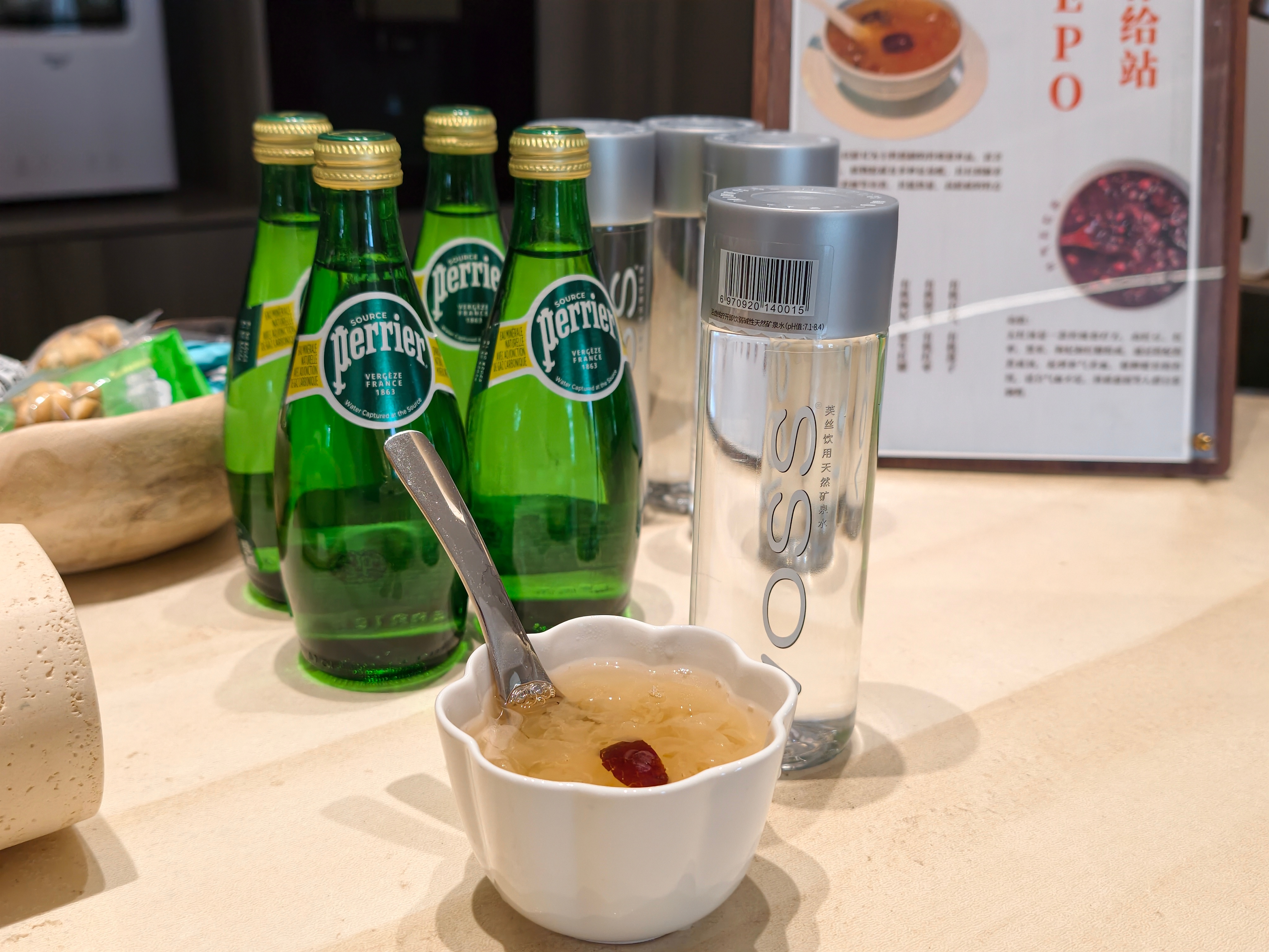 我说一节课960你是不是觉得很贵？但是我说每次练完都有银耳羹吃花茶、咖啡、巴黎水