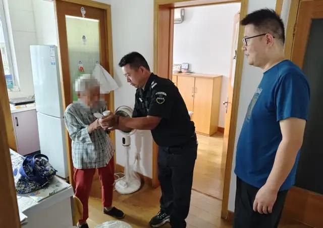 谁能想到，救命纸条竟让保安成英雄？

9月14日上午，上城十三湾巷小区发生一件悬