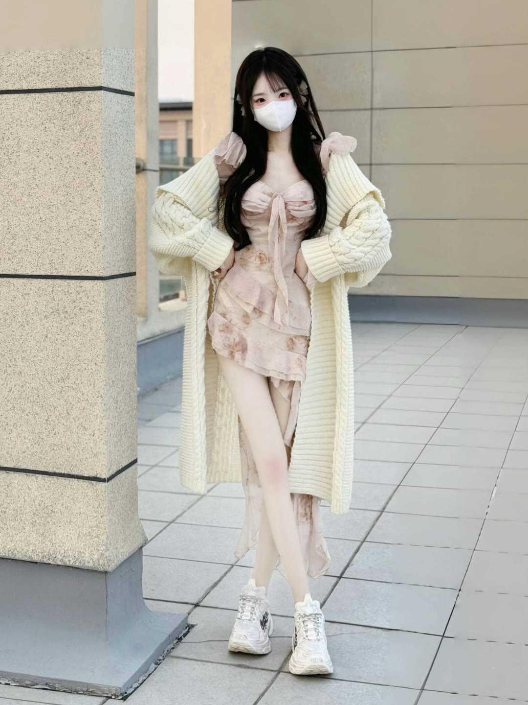 如何穿搭会具有少女软妹感想要穿出软乎乎的少女感，关键在松柔加甜淡。选一件奶白麻花