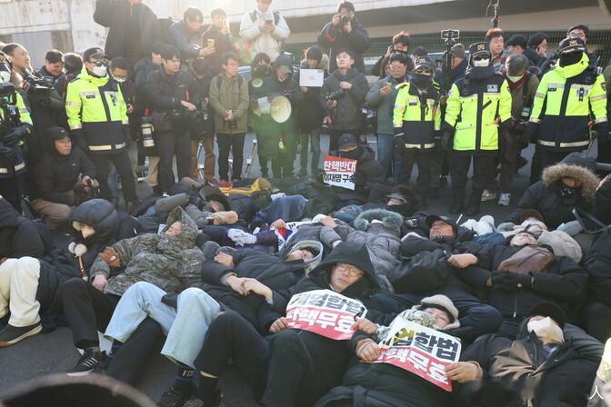 韩国公调处出发执行尹锡悦逮捕令  韩国调查机关人员同总统警卫部门对峙 双方的对峙