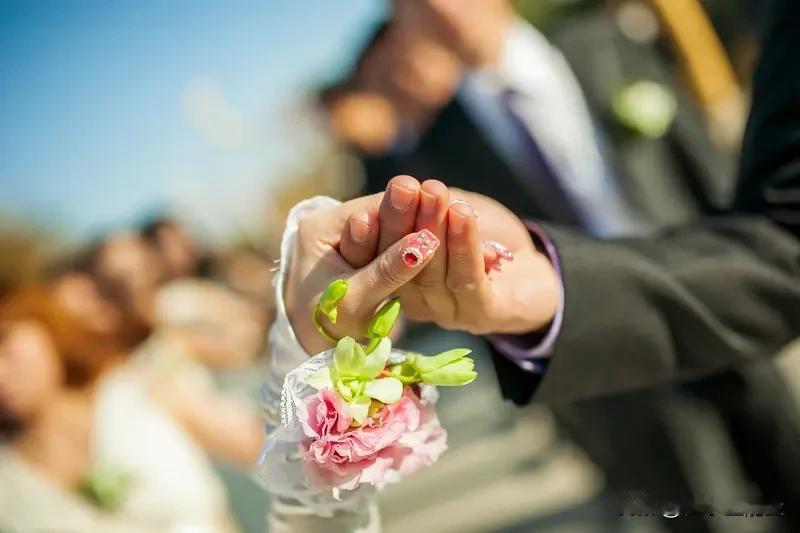 喜事变悲剧

据警方通报，某地一对新婚夫妇在婚宴后不幸从高处坠落身亡。初步调查显