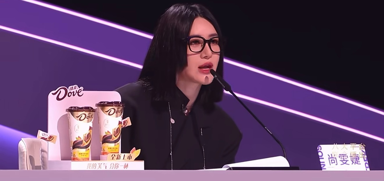 那英我以为是剧本尚雯婕说苗梦初戴着重重的面具，一直没能轻松自由的做自己。那英表示