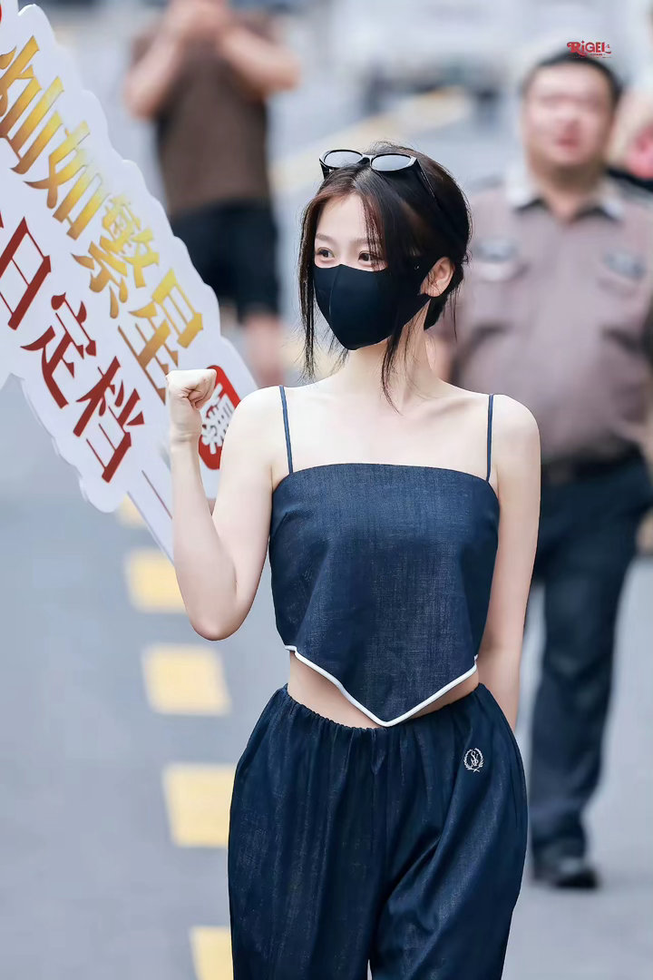 陈靖可横店送虞书欣上班《灿如繁星》讲述了心理学博士林晚星（虞书欣 饰）被下放管器