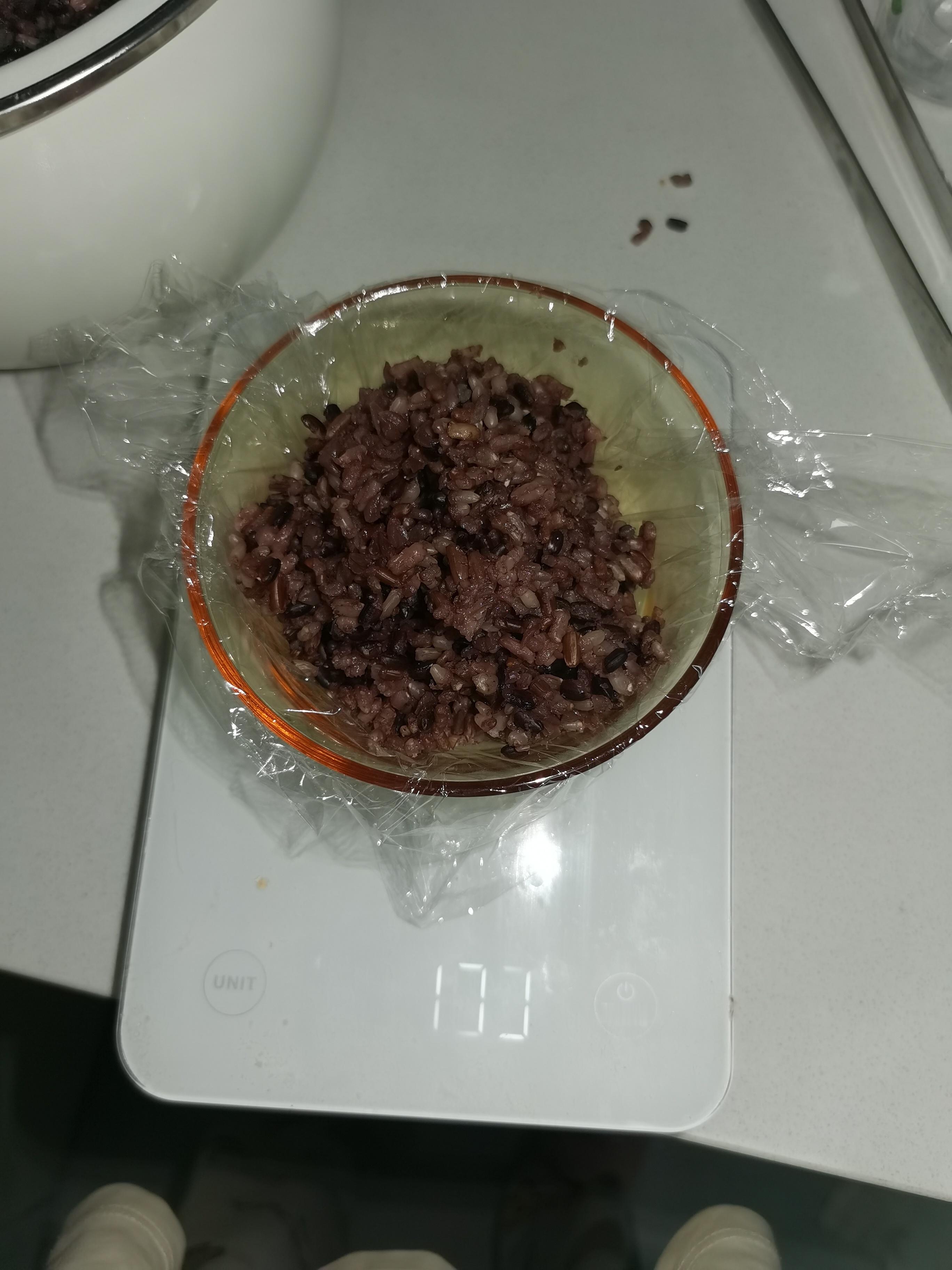 准备一边回看今天的莎迪和莎头友熠两场比赛，一边分装米饭这样就不会觉得痛苦了，有多