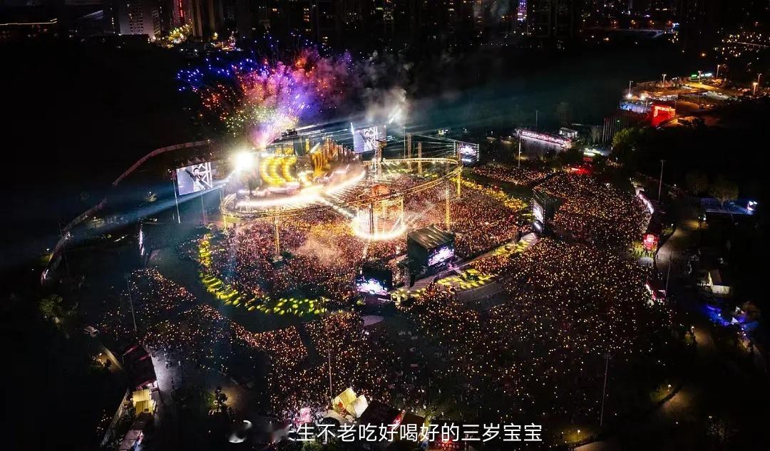 华晨宇贵阳演唱会真的好多人啊，满满当当的好家伙这这这咋出去上洗手间啊😂，听说上