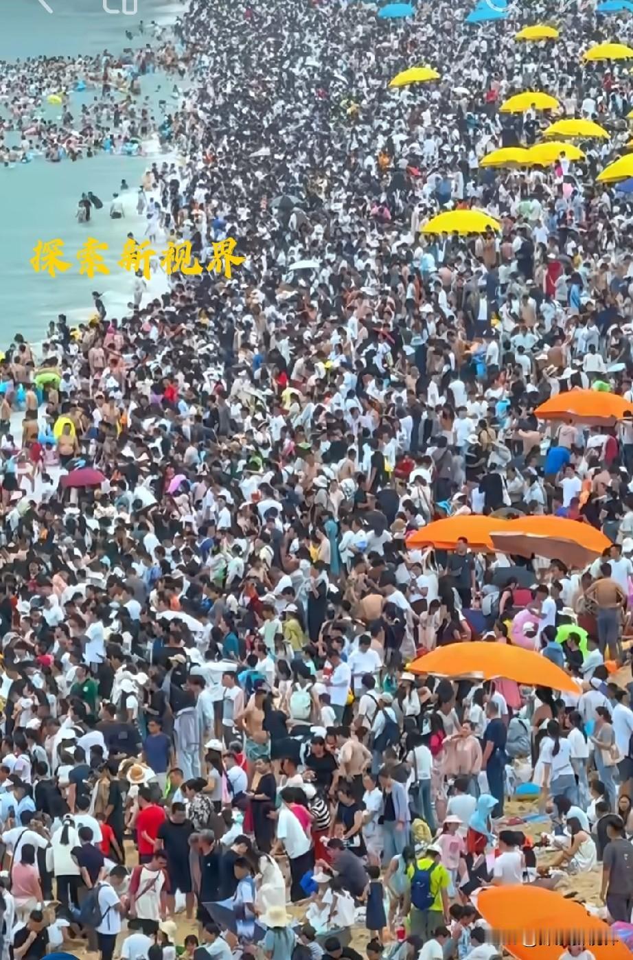 “太恐怖了……突然觉得国人好惨，人又多又扎堆出门！”这里是深圳大梅沙，5月1日入