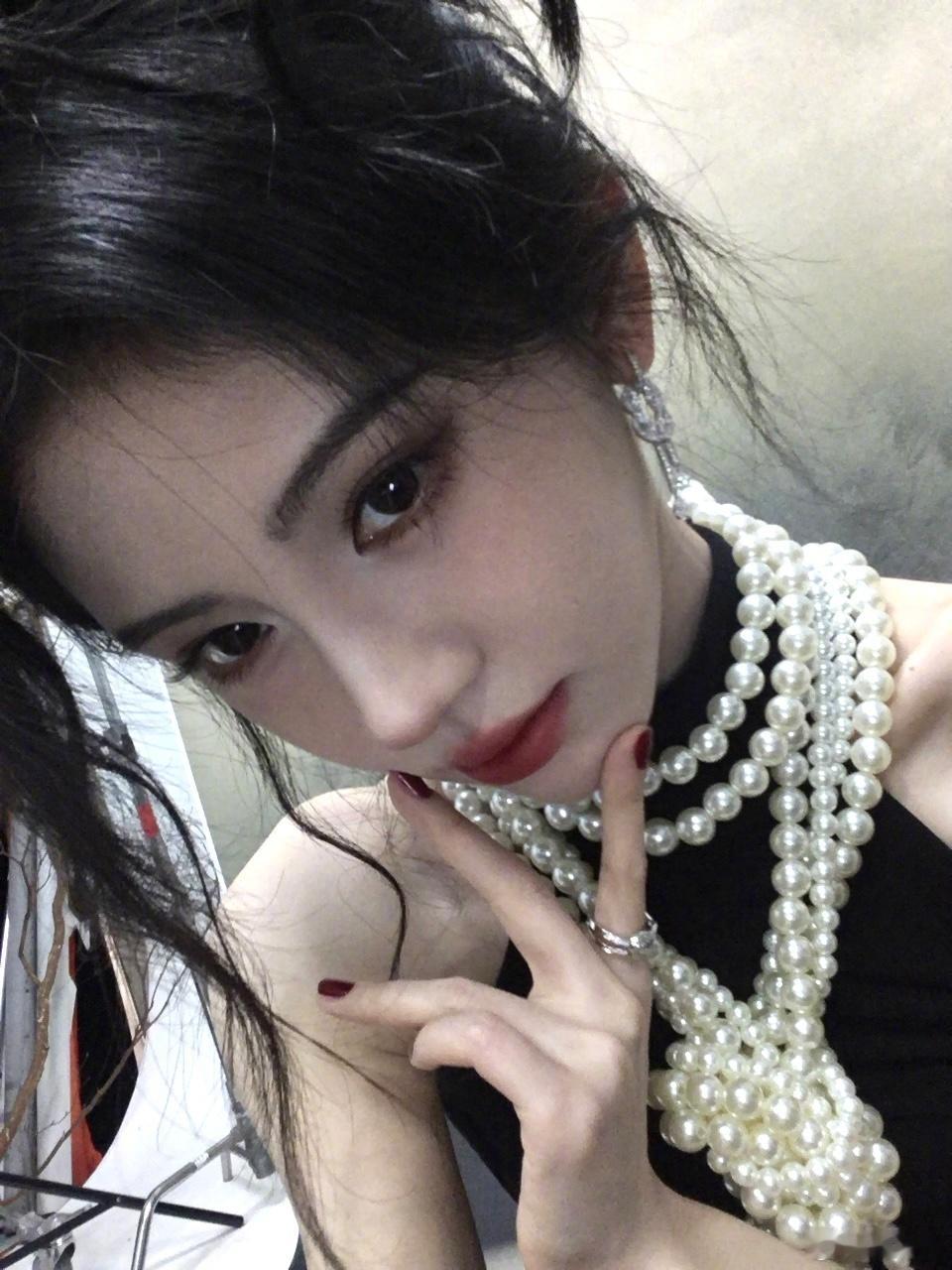 鞠婧祎星光大赏 这组照片太太太有古早氛围感美女内味儿了！什么类型的妆造我们鞠姐都