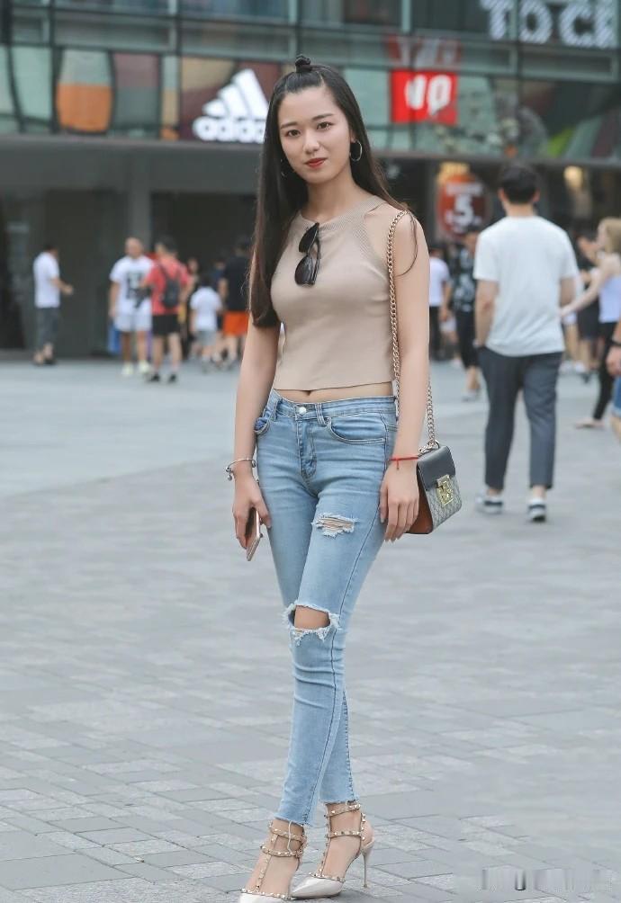 穿得时髦，走路带风，自信满满。分享最美街拍 街头时尚女性分享 分享时尚潮流街拍