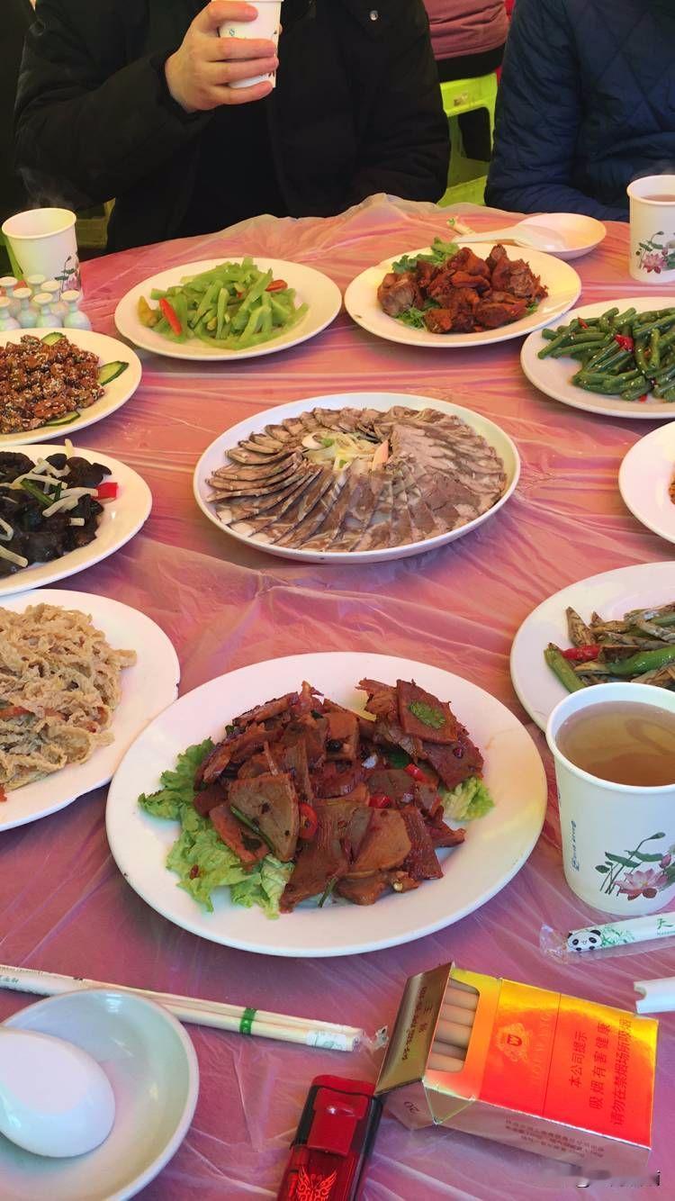 我丢不起这人！大年初四，儿子举办结婚酒席。家住北京的大伯一家五口前来吃席。随礼5