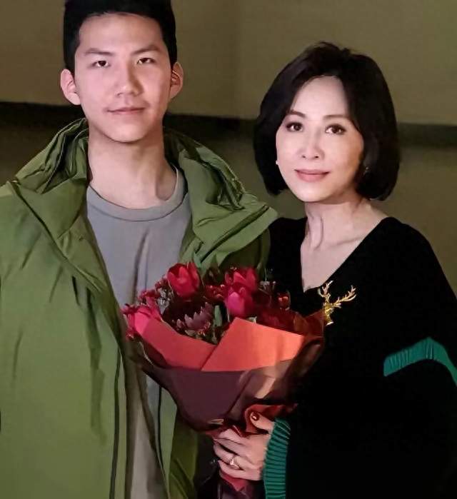 刘嘉玲与干儿子康康引热议，面对丰厚馈赠，少年为何另择人生道路