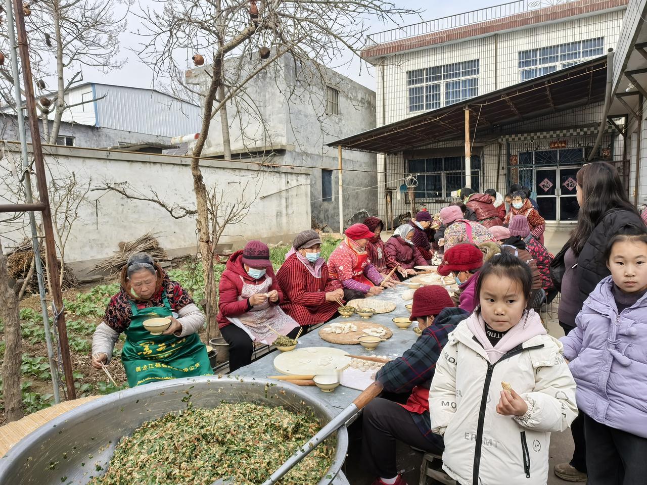 冬至福到，今年赞肋村里乡邻吃饺子。拌馅，幹皮，一溜长案包饺子，一口大锅热气腾！祥