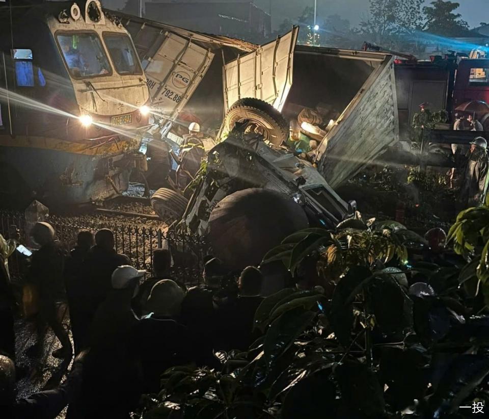 【越南河内发生火车与货车碰撞事故 已致2死1伤】国铁微闻 当地时间2月25日19