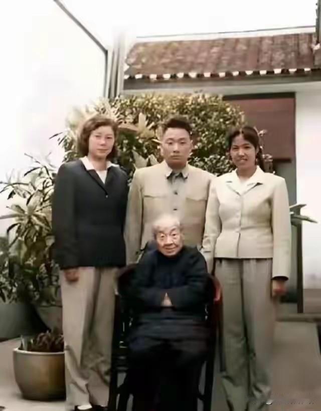 1961年，毛岸青携邵华、刘思齐回到板仓探望外婆向振熙。这张阖家合影，藏着跨越岁