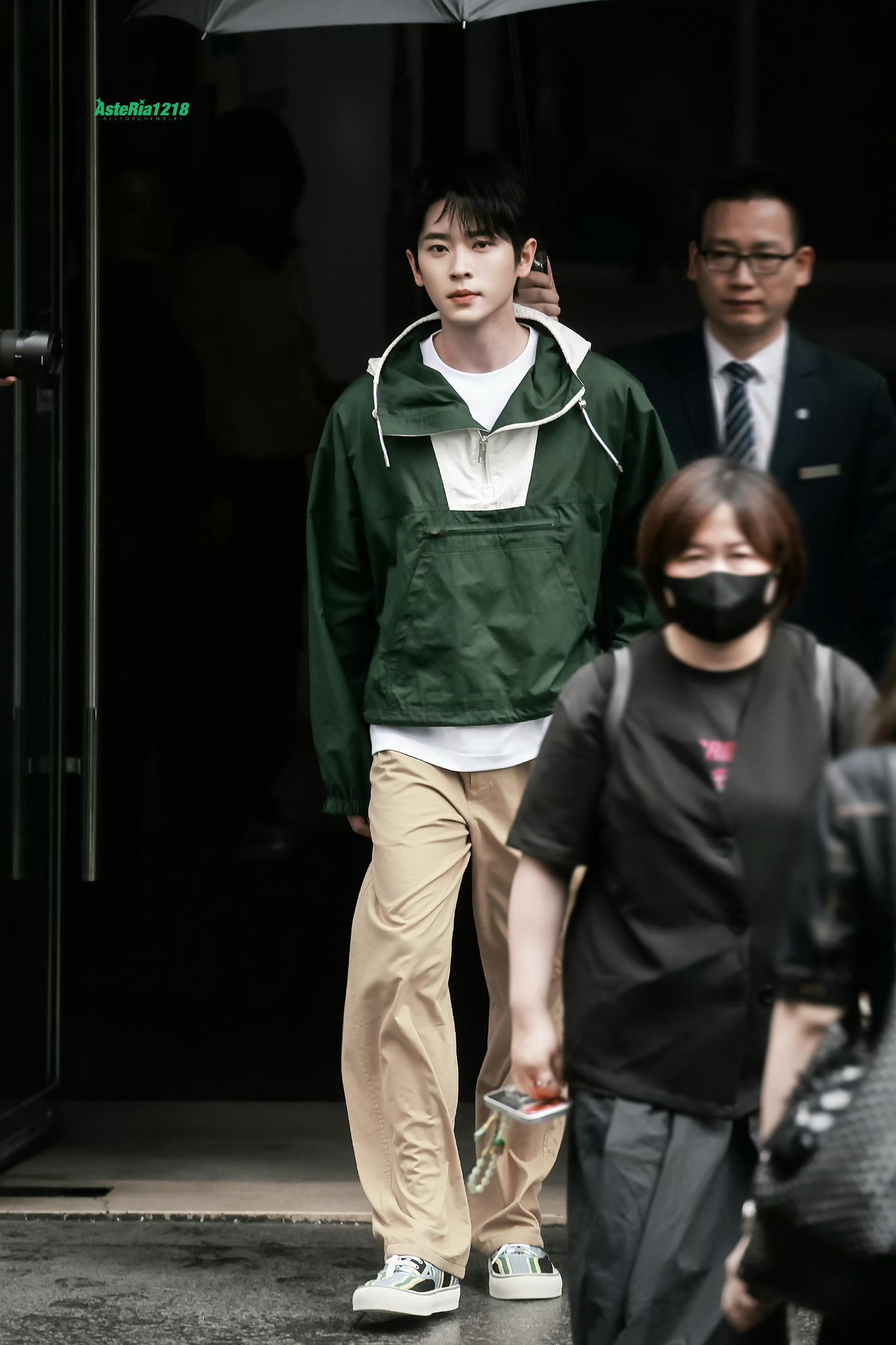 丞磊hi6剧宣上班丞磊hi6上班了！好清爽的男大，好适合绿色啊剧宣莫离的宣传委员
