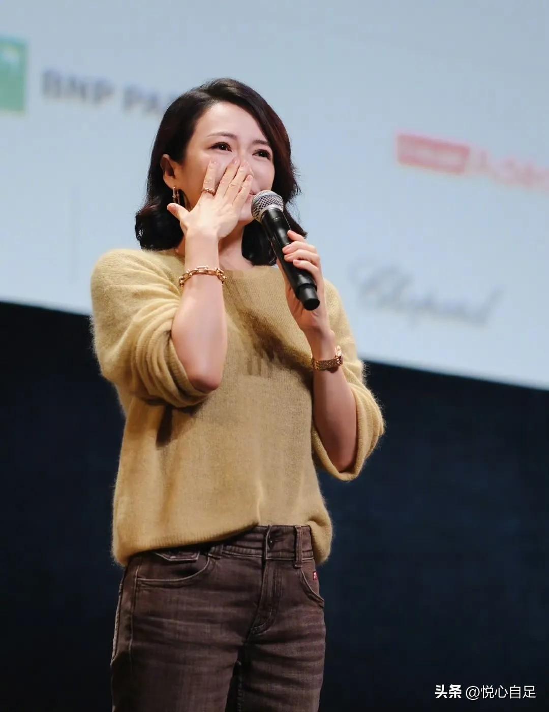 章子怡这次没穿礼服
也没穿高跟鞋
是她一点也不知道自己获奖了

这事儿放在别人身