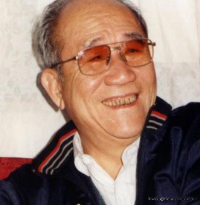 1950年，随着一夫一妻制的颁布，侯宝林召开家庭会议，看着泪流满面的三个老婆，最