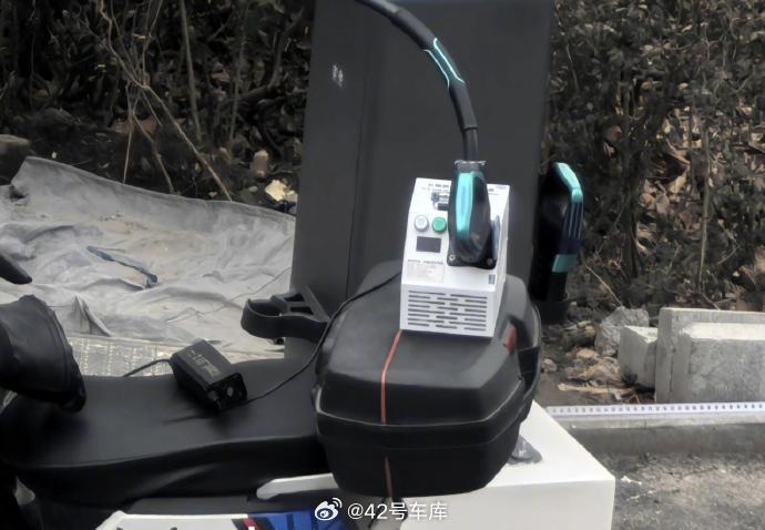比亚迪的兆瓦闪充桩还能给电瓶车充电？这操作还是第一次见，有点好奇充电速度了，真的