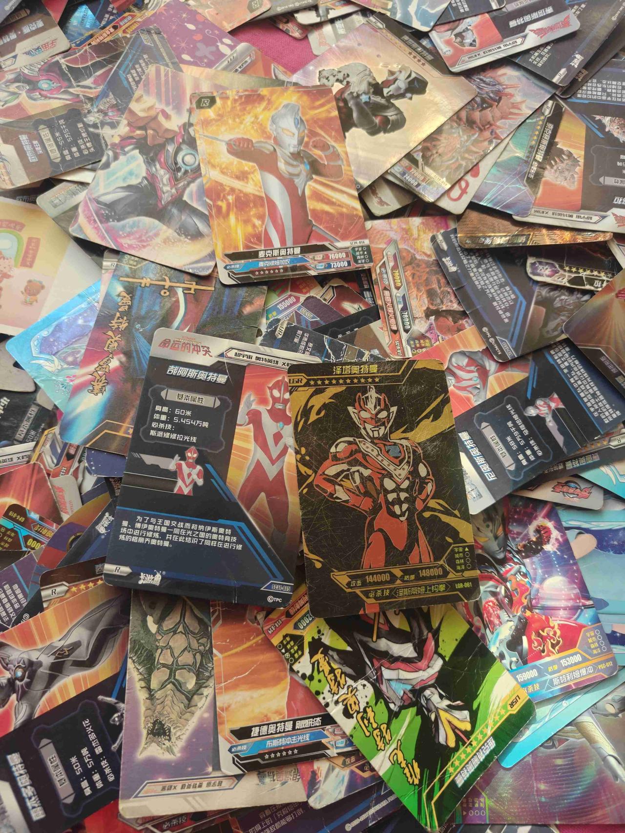 突然发现个商机，
孩子特别爱玩奥特曼卡片，
卡片上有战力和防御力。
如果把卡片换