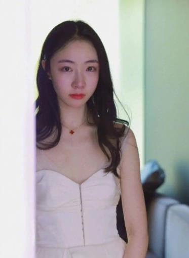 霍尊前女友陈露发无犯罪证明 霍尊前女友陈露发布了自己的无犯罪证明，称“忍了几年不