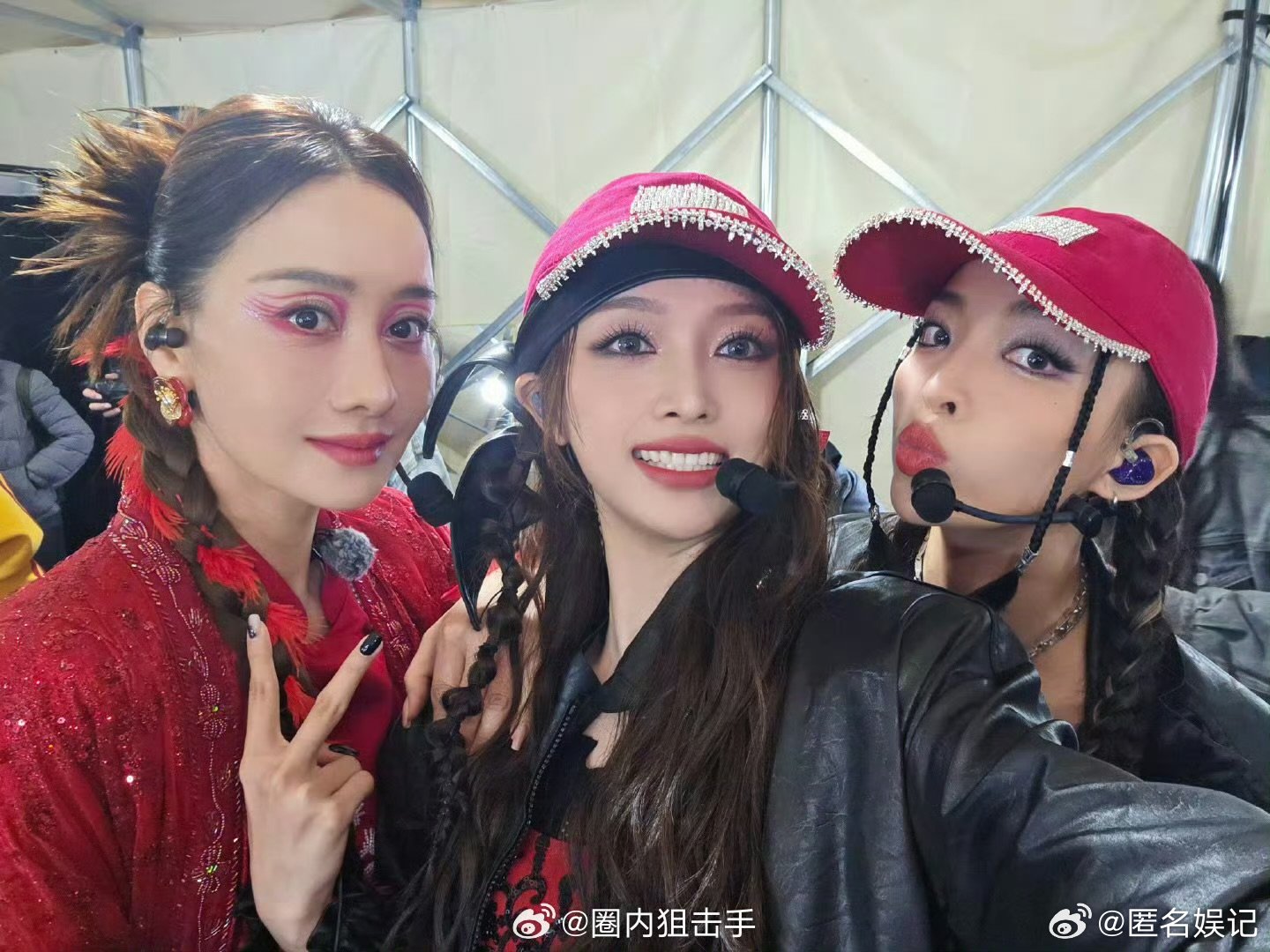 浪姐6二公幕后合照活人感乘风2025浪姐 6 二公幕后合照，堪称一绝！姐姐们鬼脸