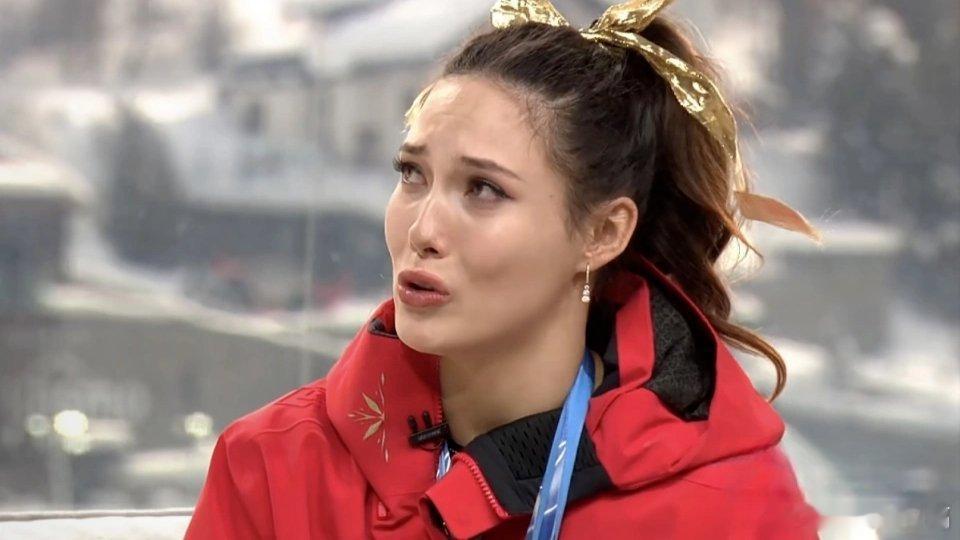 凤凰新闻【夺冠后收到外婆去世的消息，谷爱凌难掩泪水】刚刚在赛场上拿到金牌，却收到