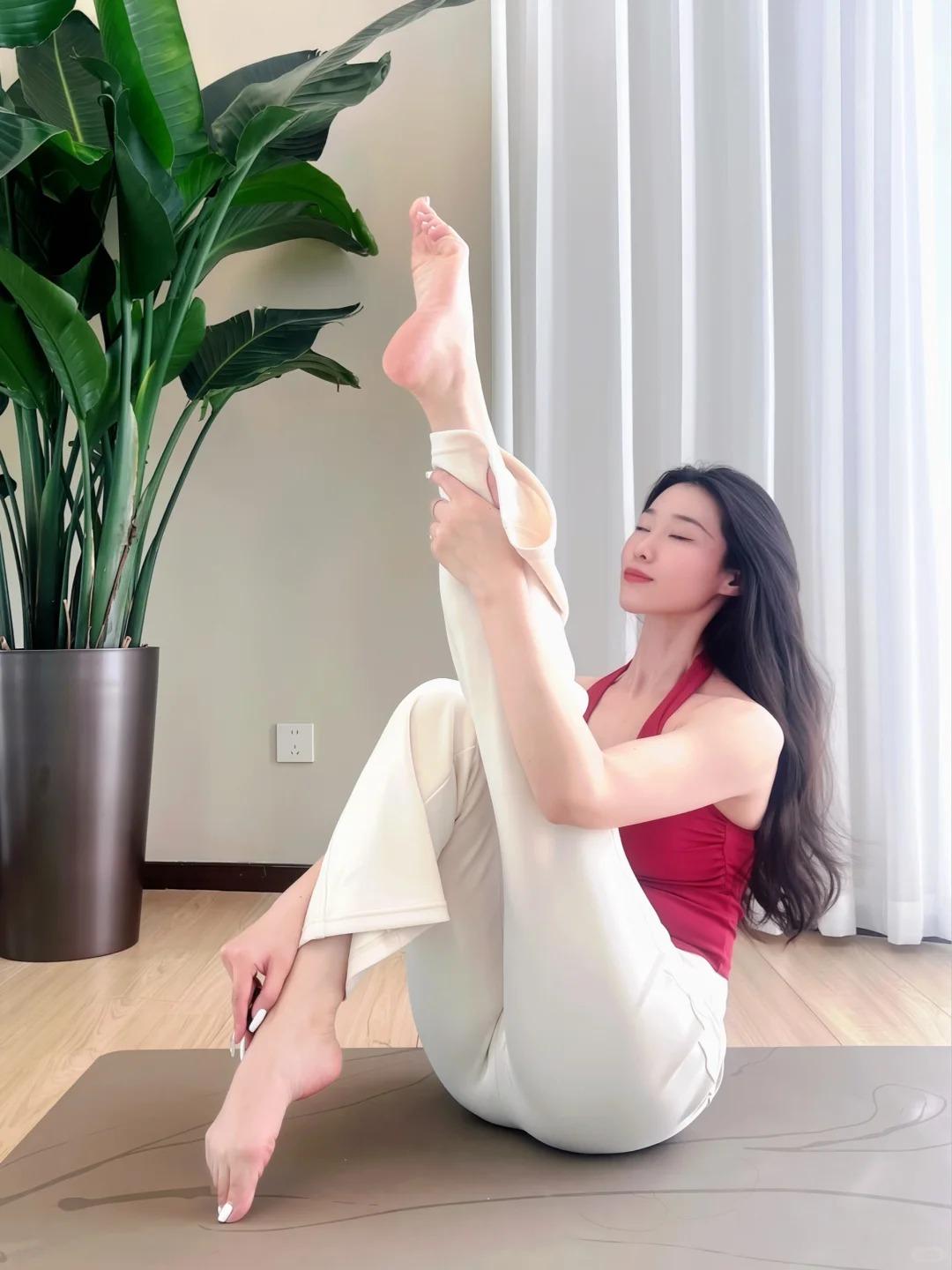 安住当下✨🍷
一身舒适软糯的瑜伽服，卸下所有琐碎与疲惫，奔赴一场与自己的温柔相