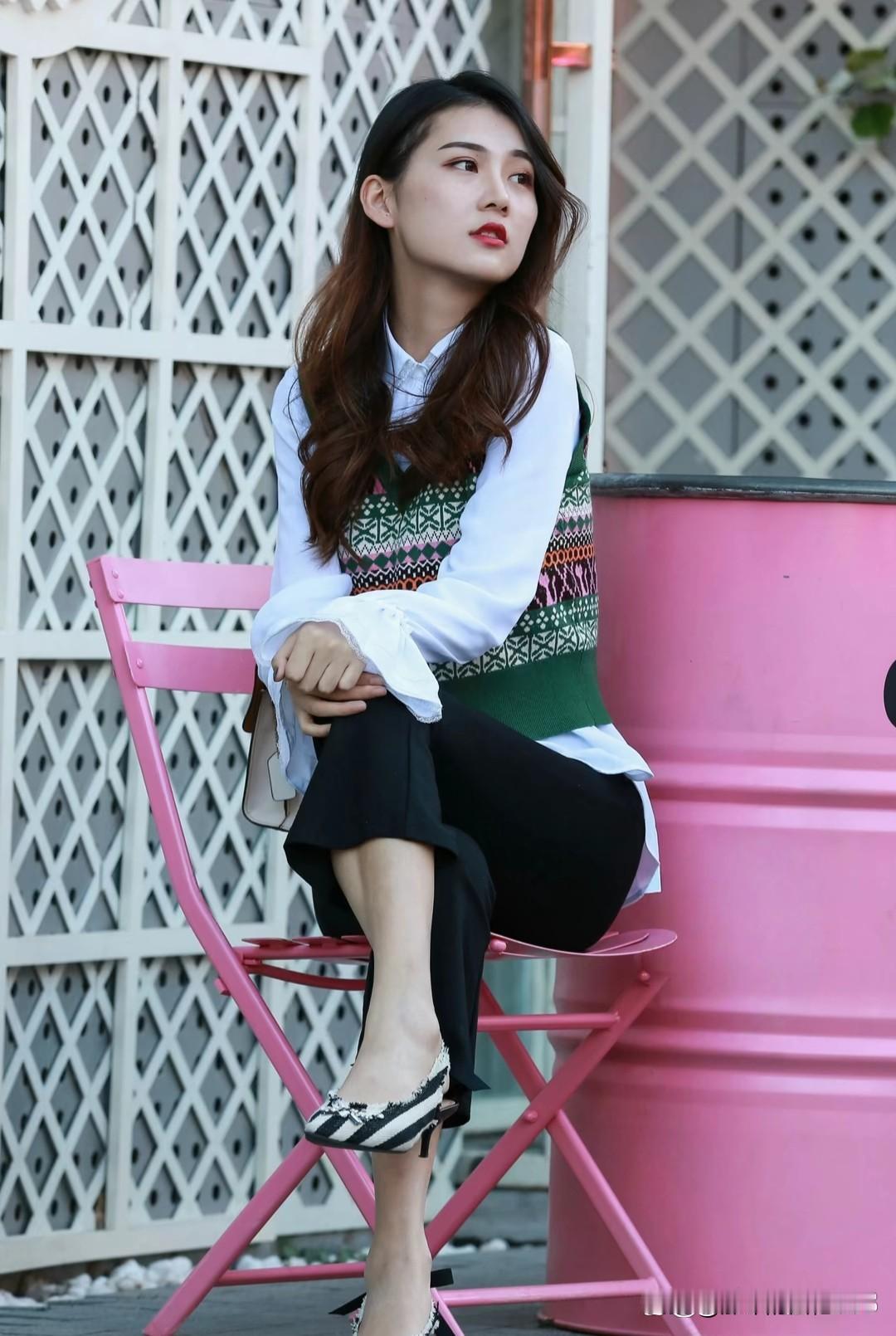 谁能拒绝少女心爆棚的粉色椅子搭配复古毛衣这一绝美组合啊！粉色椅子自带甜美浪漫氛围