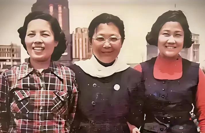 图一 张瑞芳 舒绣文 中间的是谁？
这张合影一看就是五十年代初拍《南征北战》时的