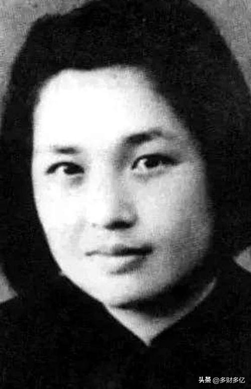 1958年，沈醉去天安门参加阅兵仪式，看见毛主席身边站着的女人，吓得他当场差点魂