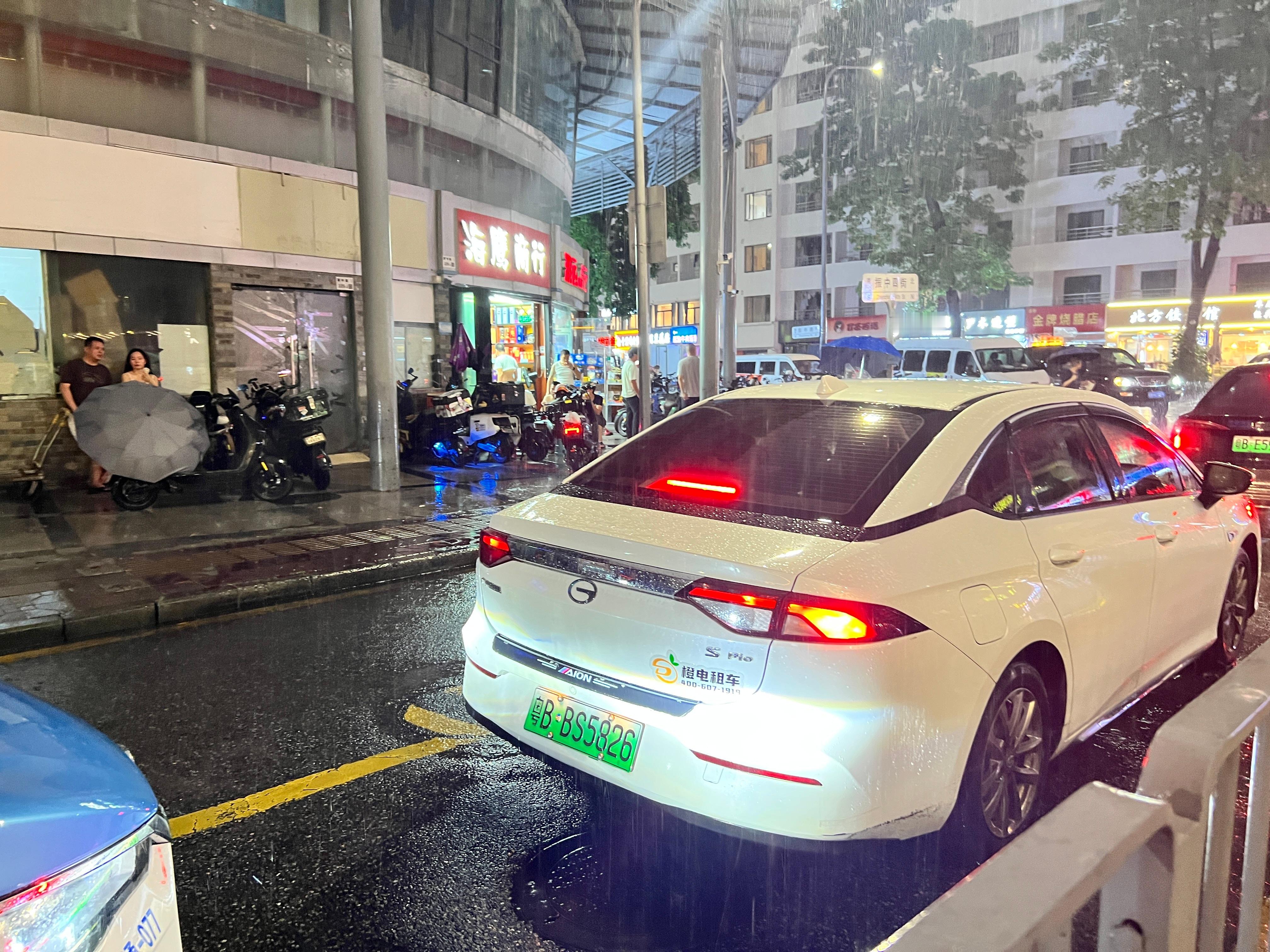 加班下雨不嘻嘻～但让我连遇三辆26很嘻嘻