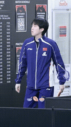 王楚钦刚进训练场就听到陈垣宇赢下雨果，当场欣慰点头。在我看来，他比谁都盼着小将能