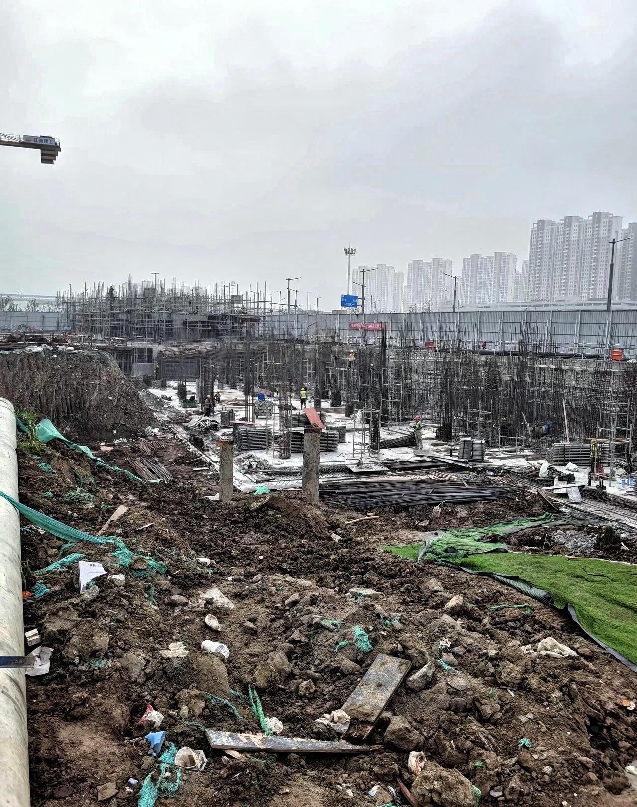 工人没戴安全帽，被罚款 500
第二天，工人抢项目部的饭吃
工地安全一直在宣传，