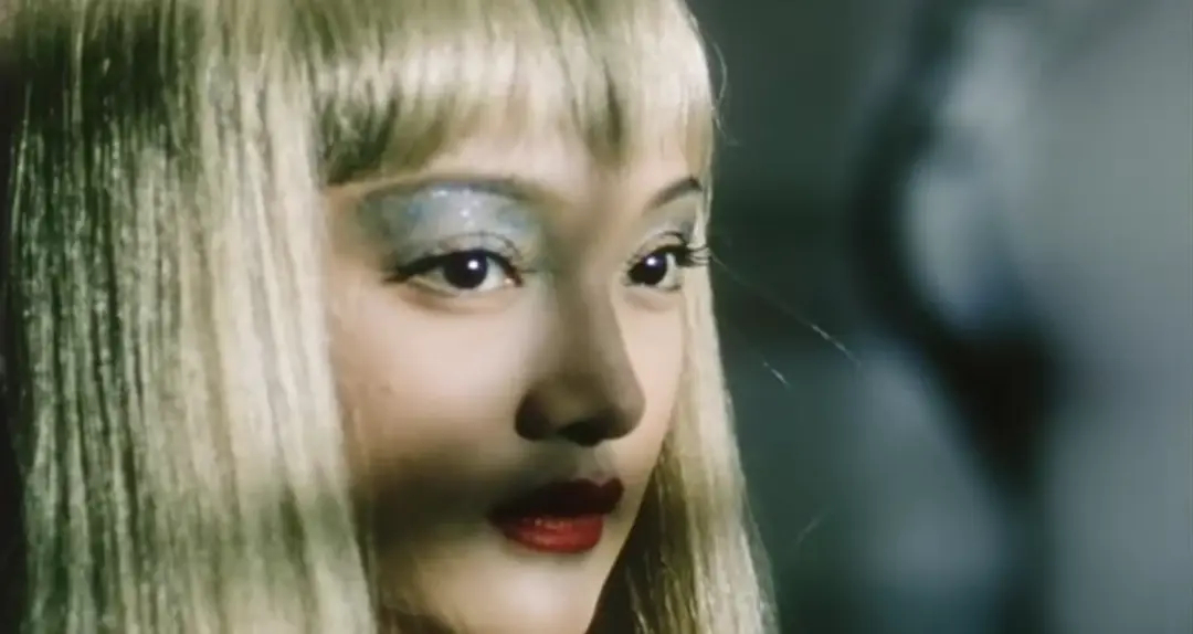 哇！文淇这组照片梦回周迅《苏州河》时期。她俩将在电影《明天，会更好》里饰演母女，