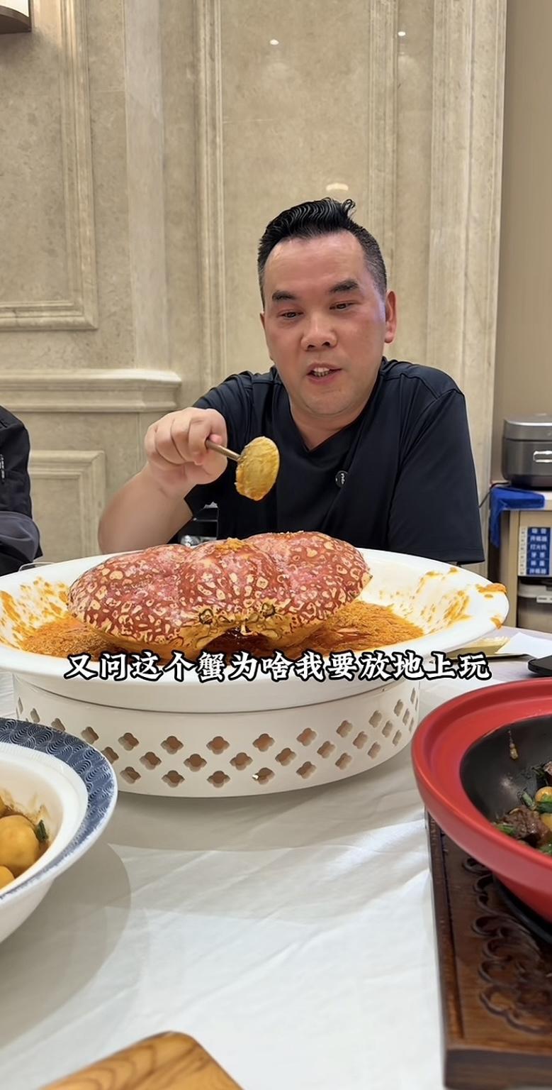 上海阿牛哥，言而无信啊！说好留给张大炮吃的16斤澳洲皇帝蟹，结果他自己先给吃了。