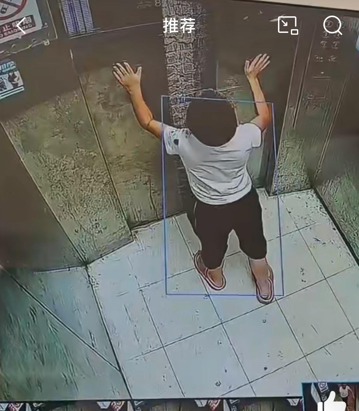 看这个视频，家长一定不要让小孩单独乘电梯，差点被电梯门卡死，酿成悲剧。小孩一个人