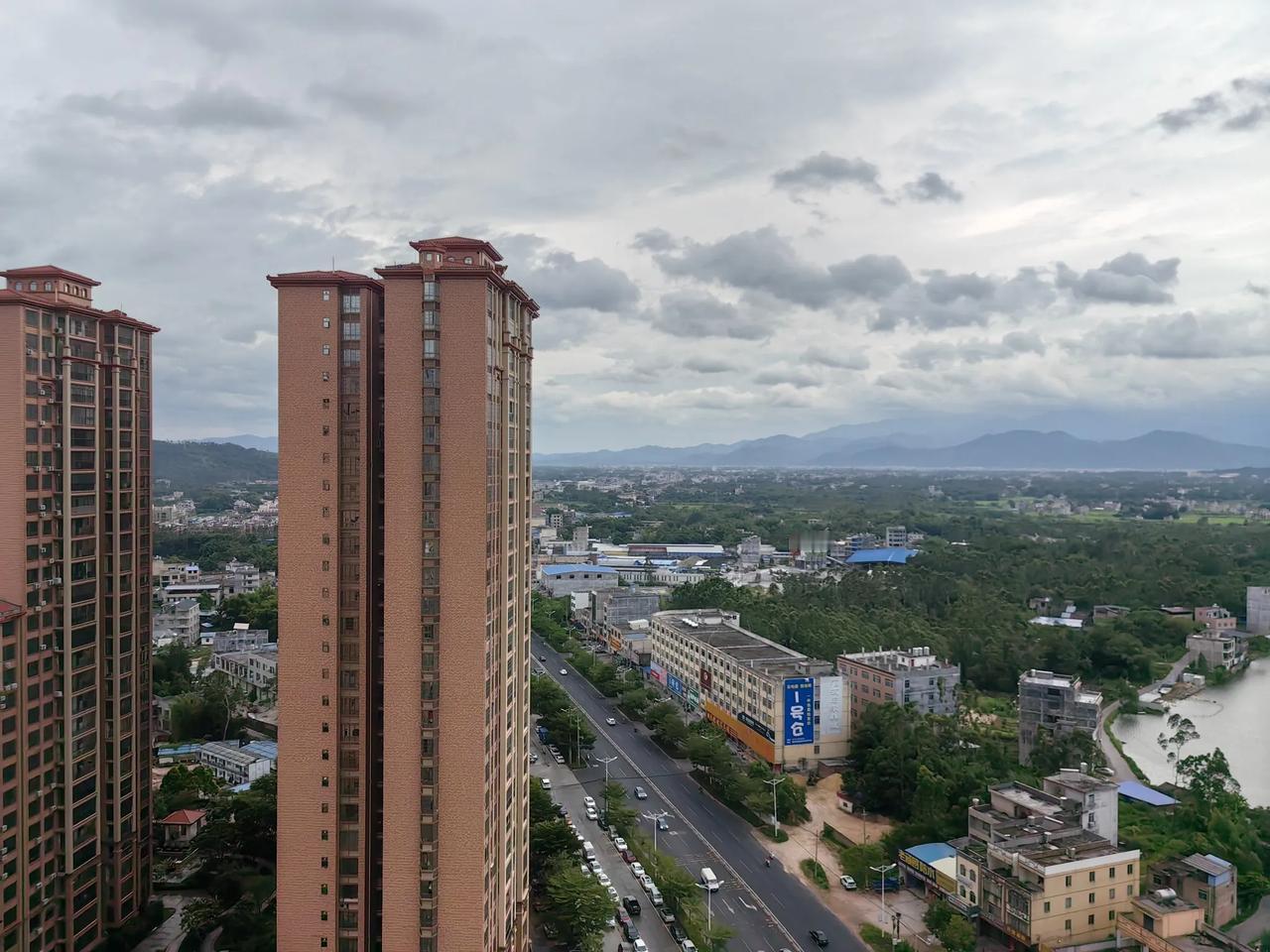 #万能生活指南#台风天，大家都赶回家避风躲雨…#生活旅行随手拍# #随手拍县城一