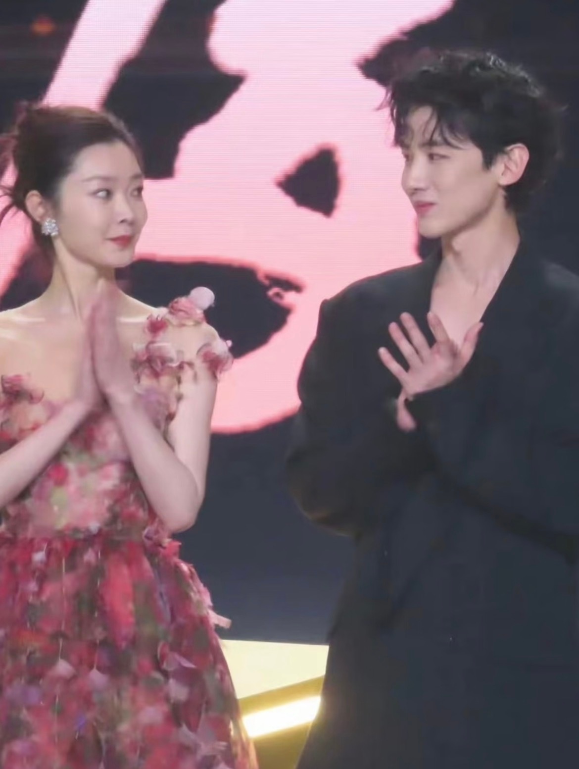 刘大锤曝白敬亭宋轶分手以前都快要结婚了，结果分手了，感觉好可惜啊。记得当初刚爆出