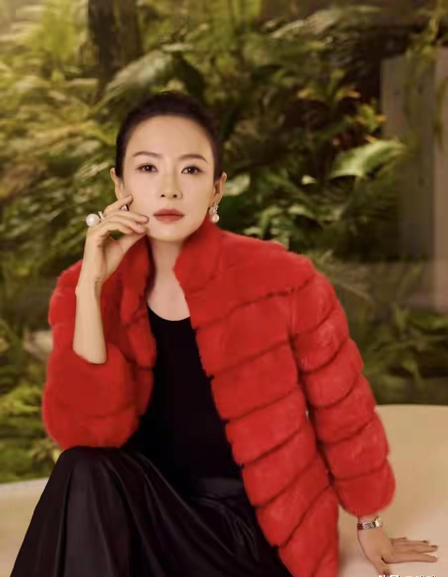 谁说离婚是终点？
章子怡用一身红告诉你  
姐的战场才刚刚开始  
都以为她要沉