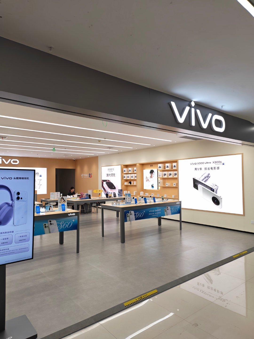 四线小城的商场里，小米对面就是vivo 
