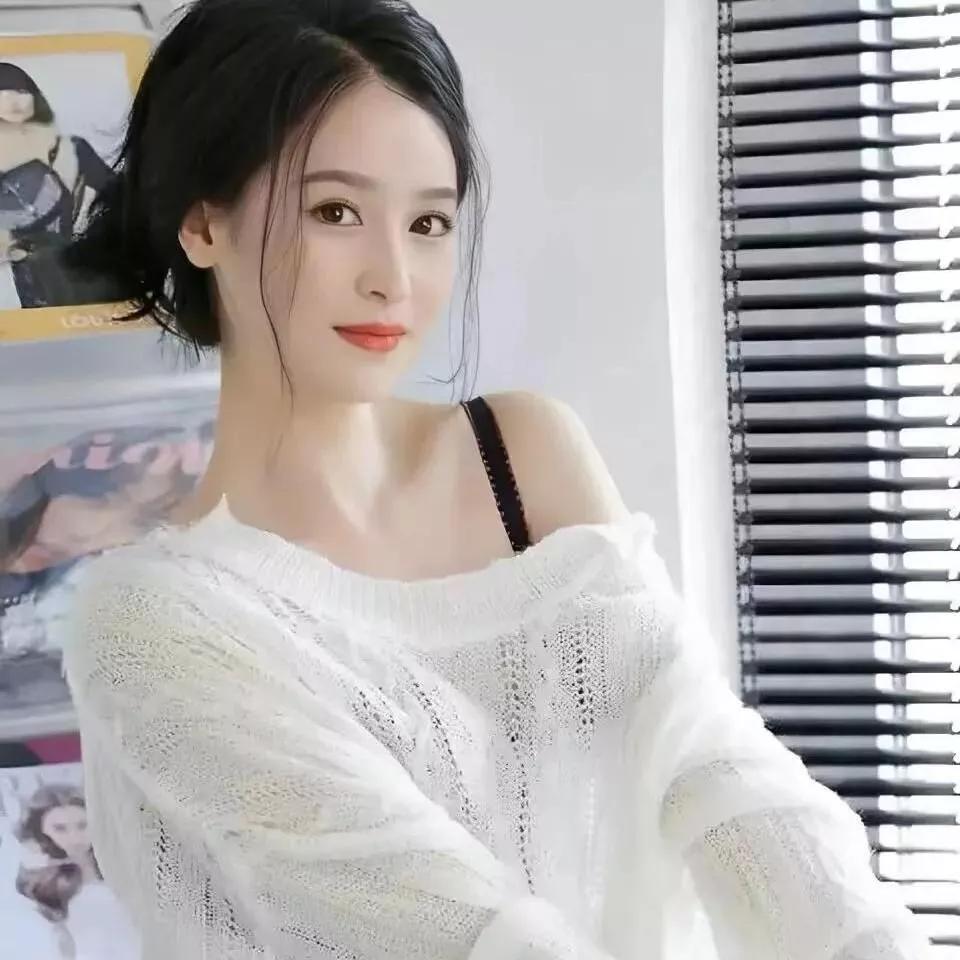 温柔少女风，白色毛衣与自然光完美融合，优雅动人！温柔毛衣照 温柔穿搭毛衣 温柔风