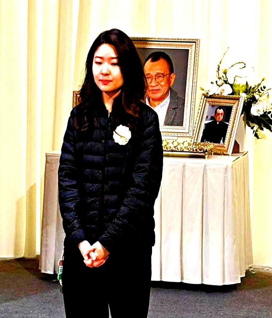 昨晚刷到许绍雄追悼会的现场照片。
这张照片引人深思，许绍雄的女儿许俏颖独自操持