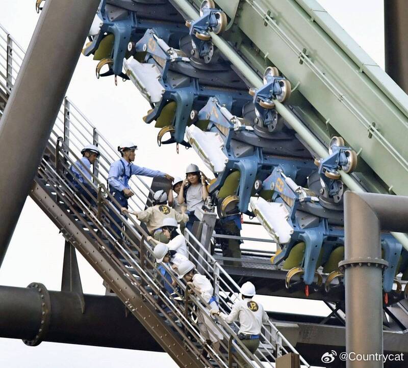 大阪环球影城25周年突发惊险事故：过山车高空停摆 32人一度被困海外新鲜事 日本