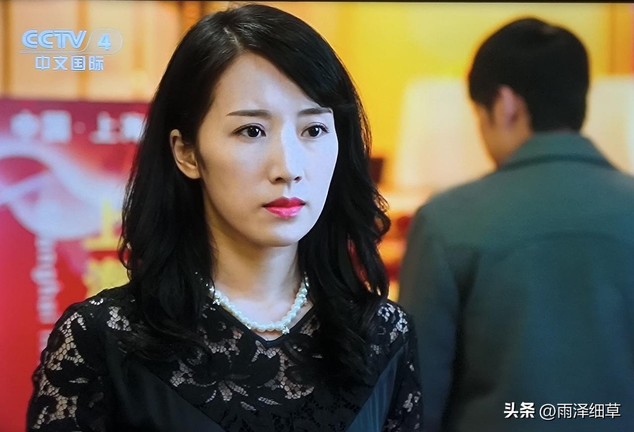 在如今的娱乐圈，她是一个特别的存在。
奔40的李念，不医美，不扮嫩，一头乌黑的秀